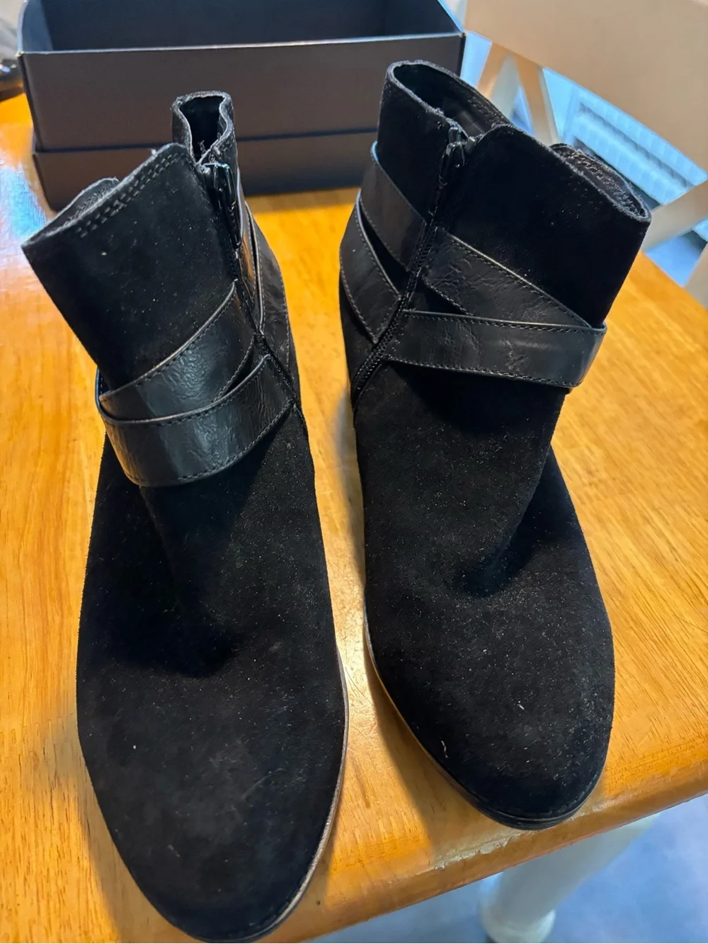 Ladies Black 9M boots